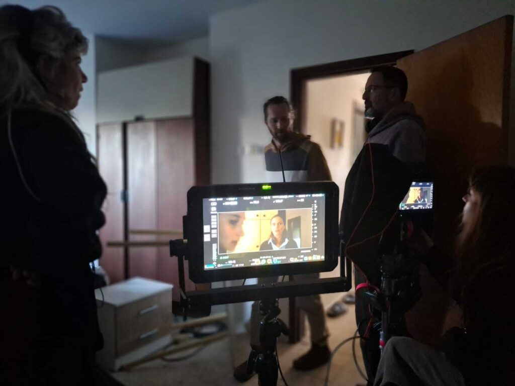 סצנה מתוך הסרט ג'ודוקא. בתמונה: שלושה גברים בסצנה מתוך הסרט