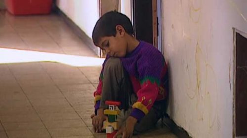 ילד קטן משחק בקוביות - מתוך הסרט 'שלושה יוסי'